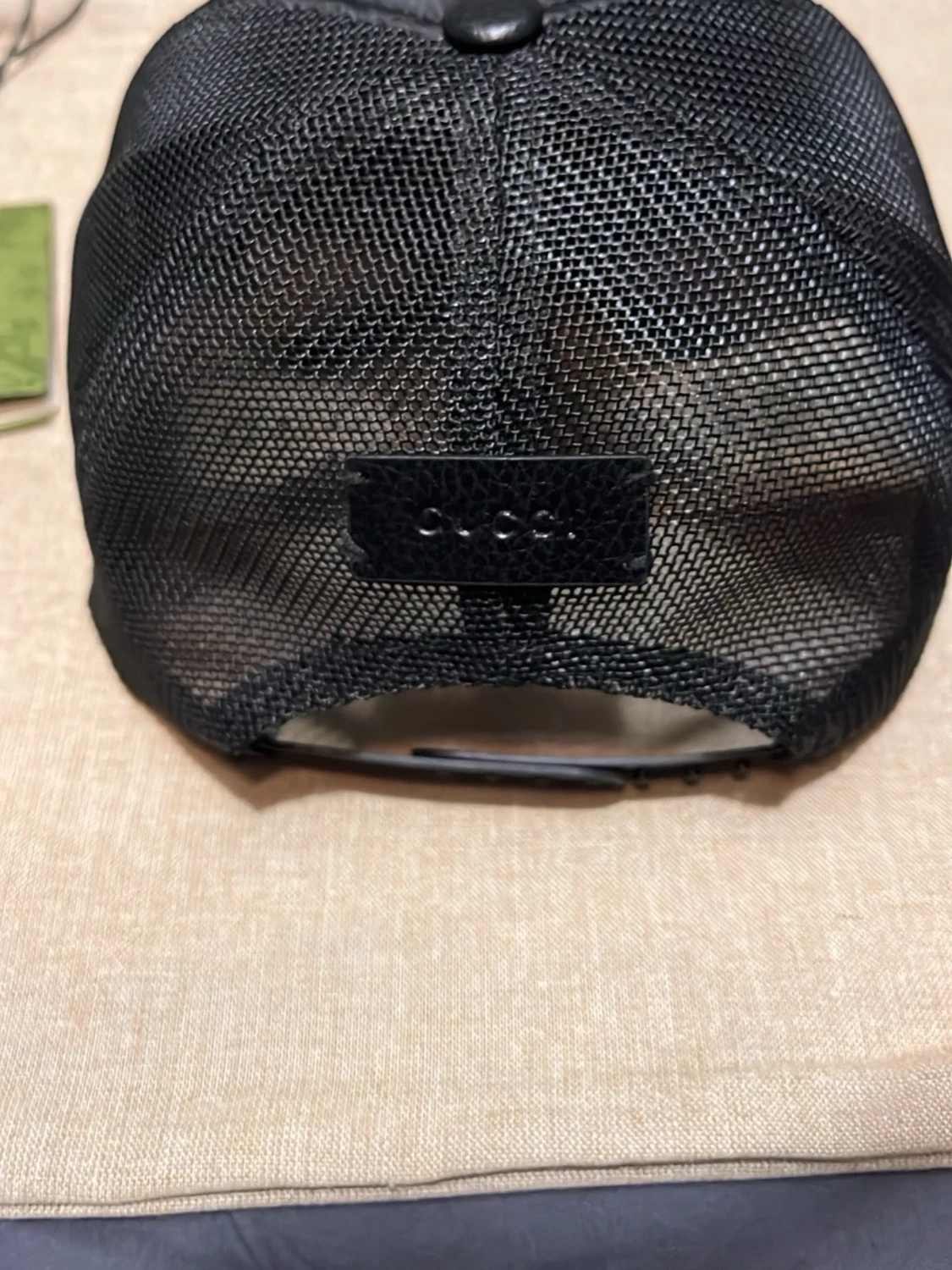 Svart keps från Gucci med meshdetaljer - 2