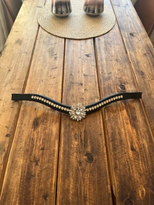 Pannband till häst - ”Gold rush” pannband i storlek: Full❣️pris: 350kr + frakt 📦✨ För fler pannband eller special beställningar kontakta mig på TikTok/Instagram 💌 (Gustavsro Bridle Wear)