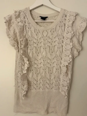 Vit stickad topp med volang från Lindex - Supersöt vit stickad topp från Lindex med korta ärmar och volanger.☺️