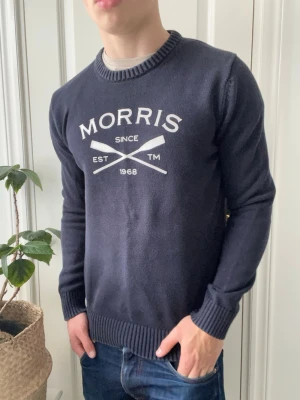 Morris tröja  - Morris tröja med riktigt clean design och många sköna detaljer. Inga defekter! Modellen i bilderna är 180 cm 75 kg och bär Storlek M , Kom med frågor! 🌟 (Kan gå ned i pris vid köp av paket 😉) 