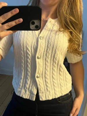 Vit stickad kofta med kort ärm - Varm för att vara kortärmad vilket är skönt, mjukt material (ej stickigt)