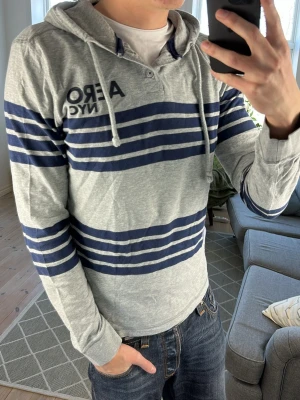 Grå hoodie randig  - Unik och väldigt snygg! Mått: A:55 B:50 C:40 D:63 (cm) Skriv vid fundering 😊✌️