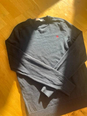  Morris tröja i nyskick  🔥🔥 - Säljer denna stillrena Morris tröja🔥🔥.              Tröjan är mörkblå, storlek S. 👌.                        Tröjan är helt ny och är i Nyskick 💎💵.                      Tveka inte på att höra av dig vid funderingar 📲