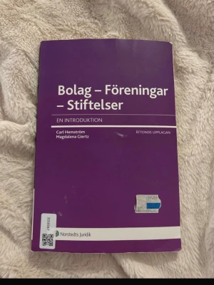 Bolag - Föreningar - Stiftelser - 8e upplagan.  Bok som används i JIKEN. Lite kantstött men annars i gott skick. Överstrykna rader med överstrykningspenna. Orginalpris: 299