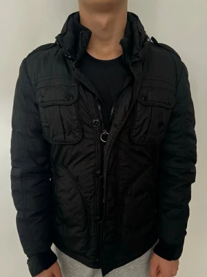 Moncler jacka - Jättefin Moncler jacka, äldre modell. Strl 3 men skulle säga att det är en S/M. Har tyvärr inget kvitto då det är pappas gamla jacka men den är självklart äkta. Köpt på NK i Göteborg.