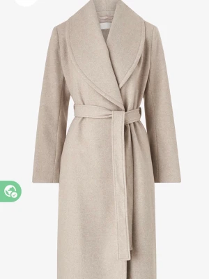 Beige ullkappa med skärp - Stilren beige kappa i ullmix med bred sjalkrage och knytskärp i midjan. Lång modell med raka ärmar och slät yta, perfekt för en clean och modern look. Passar dig som tycker om att hålla värmen och samtidigt se stilren ut😍 använd fåtal gånger, storlek S från BikBok. 📌Köptes för 1000kr men säljs för 450kr🛍️