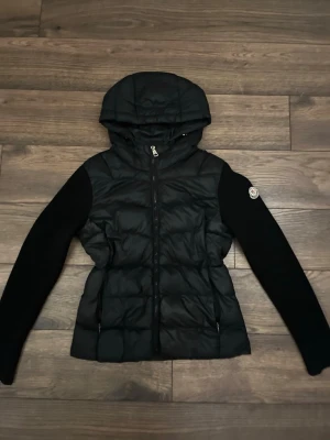 Svart cardigan från Moncler - En lite äldre modell av moncler cardigan. Väl använd men har inga större skavanker. Kontakta mig om du vill ha fler bilder eller något du undrar om. Moncler använder dig av storlek 0 som motsvarar XXS/XS. Pris går att diskuteras vid snabb affär💗