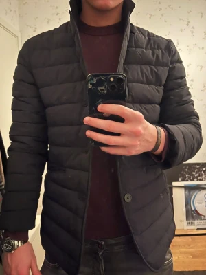 Berkeley jacka S - Tjabba! Säljer en go jacka från Berkeley! Jackan är aldrig använd då den inte riktigt va för mig. Perfekt både till extra kalla dagar men även mildare då man kan ta bort inneplagget.