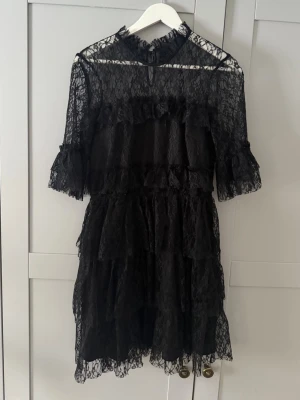 Svart spetsklänning  - Svart spetsklänning med volangärmar i storlek 38. 🖤Endast använd en gång.