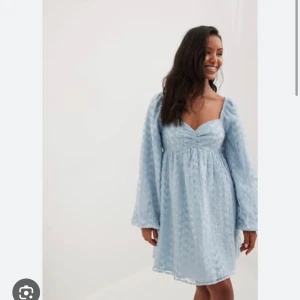 Ljusblå klänning med volangärmar -  Säljer denna fina klänning från nakd. Den är endast testad med prislapp kvar. Säljs inte längre på hemsidan. Perfekt nu inför sommaren och våren. 