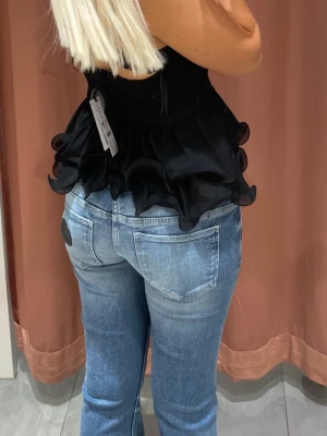 Blå bootcut jeans med slitningar - Säljer ett par blå bootcut jeans från gina young 14+, med slitningar på låren och knäna. Jeansen har framfickor och bakfickor samt låg midja. Perfekta för dig som gillar en avslappnad och trendig stil. Användna två gånger och jag är ca 168 