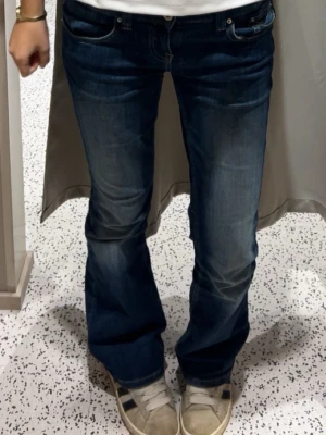 low waist bootcut jeans - säljer ett par snygga blåa low waist bootcut jeans med fickdetaljer ifrån Gina Tricot! Jag säljer dem på grund av att de är för korta för mig. Storlek 38! Helt perfekt skick, inga hål osv. Ordinarie pris 50€. Hör gärna av dig om minsta fråga 🩵 