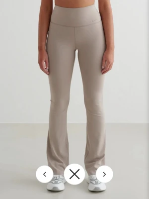 Beige bootcut leggings från Aim'n - Säljer ett par beige leggings från Aim'n med bootcut-modell och hög midja. 