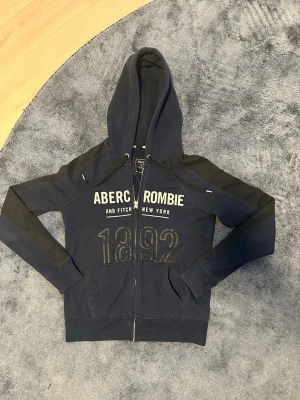 Mörkblå abercrombie & fitch zip hoodie - En jätte snygg och skön mörkblå zip tröja från abercrombie & fitch i storlek S med snygga detaljer på tröjan