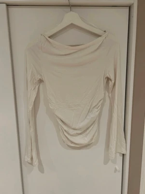 Tröja  - Tröja med sqrunch/stretch vid midjan