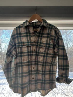 90s Overshirt Abercrombie & Fitch - Säljer denna 90s overshirt från Abercrombie & Fitch då den inte passar | storleken är Small men passar också Xs