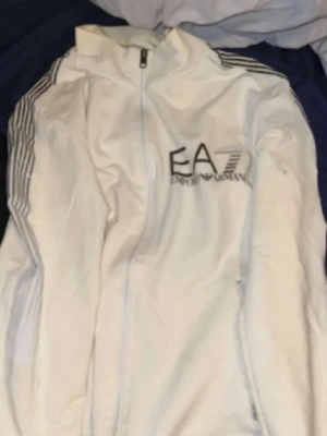 EA7 vindjacka - Vit vindjacka från EA7.