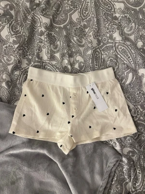 Pyjamasshorts - Söta Pyjamasshorts i storlek xs. Helt nya med prislapp! Kika gärna in mina andra annonser och lägg gärna bud på bundle så kan vi komma överens om ett bra paketpris!