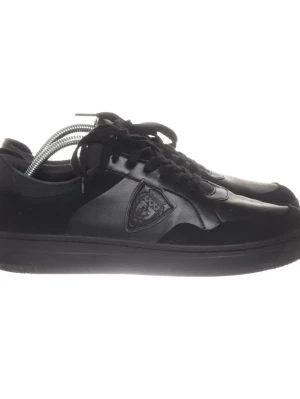 Svarta Philippe Model - Stilrena svarta sneakers från PM med lågt skaft, klassisk snörning och diskret logga på sidan. Skorna är gjorda i en mix av läder och textil, med detaljer i mocka och en svart gummisula..