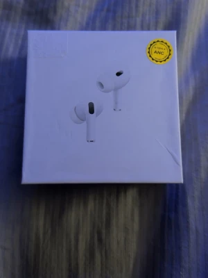 Vita trådlösa hörlurar 2nd Gen - Säljer ett par vita trådlösa hörlurar 2nd generation med magnetiskt laddningsetui. Riktigt skön bas samt brus reducering.                                                                  Hör gärna av er om ni har några frågor!