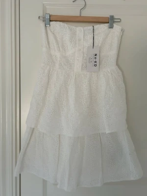 Bandeauklänning från nakd - Säljer en ny bandeau klänning från nakd med prislappen kvar, passar perfekt till exempelvis studenten. Slutsåld på hemsidan!