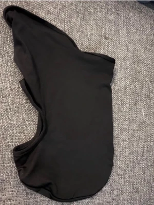 Svart mask - Säljer en svart mask! Perfekt för matcher eller i kylan!