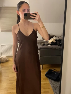 Brun satin klänning  - En helt ny brun satin klänning från Zara med en öppen rygg, prislappen är kvar 