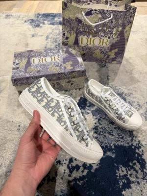 Grå dior skor dam - Väldigt fina dior skor för tjejer. Allt på bilderna tillkommer. Inget kvitto finns! Pris kan diskuteras vid snabb affär!