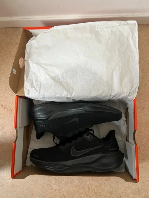 Nike Pegasus 41 - Nike Pegasus 41 ✅ Färg: Svart Storlek: 41 Skick: Nya Ordpris: 1599   Fraktar inom 24h 🚚📦 Finns att hämta i Stockholm 📍   Beskrivning: Pegasus responsiva dämpning ger dig ett energiskt steg när du springer på hårt underlag. Upplev en lattare sko med bättre energiåtergivning, dubbla Air Zoom-enheter och en mellansula i React-skummaterial.   