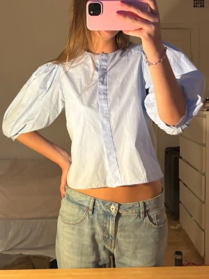 Blus med puffärmar  - Jätte fin blå blus med puffärmar från Zara. Aldrig använd 
