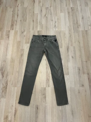 Sällsynta gröna jeans Replay - Snygga gröna slim fit jeans från Replay med klassisk femficksdesign och svarta detaljer på fickan. Jeansen har normal midja och raka ben, perfekta för en avslappnad men stilren look. Tillverkade i mjuk bomullsblandning för extra komfort. Pris ej hugget i sten och hör av dig vid frågorn