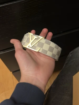 Bälte  - Ett bälte i fint sick o helt ny men har små märken men är fel storlek så säljs billigt ge bud