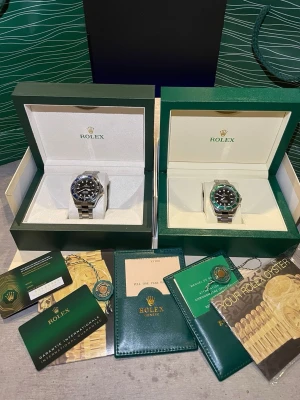  klocka svart urtavla - Exklusiv herrklocka med stållänk och svart urtavla. Klockan har klassisk rund form och levereras i originalbox och tillbehör. Perfekt för dig som gillar tidlös och lyxig design. Snygg detalj med silverfärgad boett och länk.