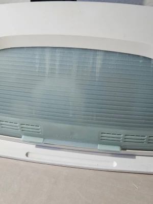 Brödlåda från Tupperware vit/blå - Säljer en stilren brödlåda från Tupperware i vit plast med ljusblått, ribbat lock. Lådan har en praktisk skjutlucka och en plan undersida som även kan användas som skärbräda. Perfekt för att hålla brödet fräscht längre.