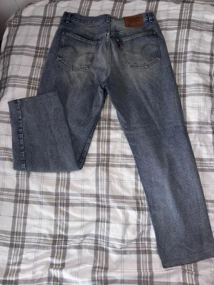 Levis jeans 501 - Ett par ljusblåa Levis jeans använt bara ett par gånger. I väldigt bra skick, passar inte mig något mera. Storleken är L31, W31. Fråg om det finns frågor!  Måtten Fotvidd 20cm Innerbenslängd 70cm Lårvidd 26cm Midja 40cm