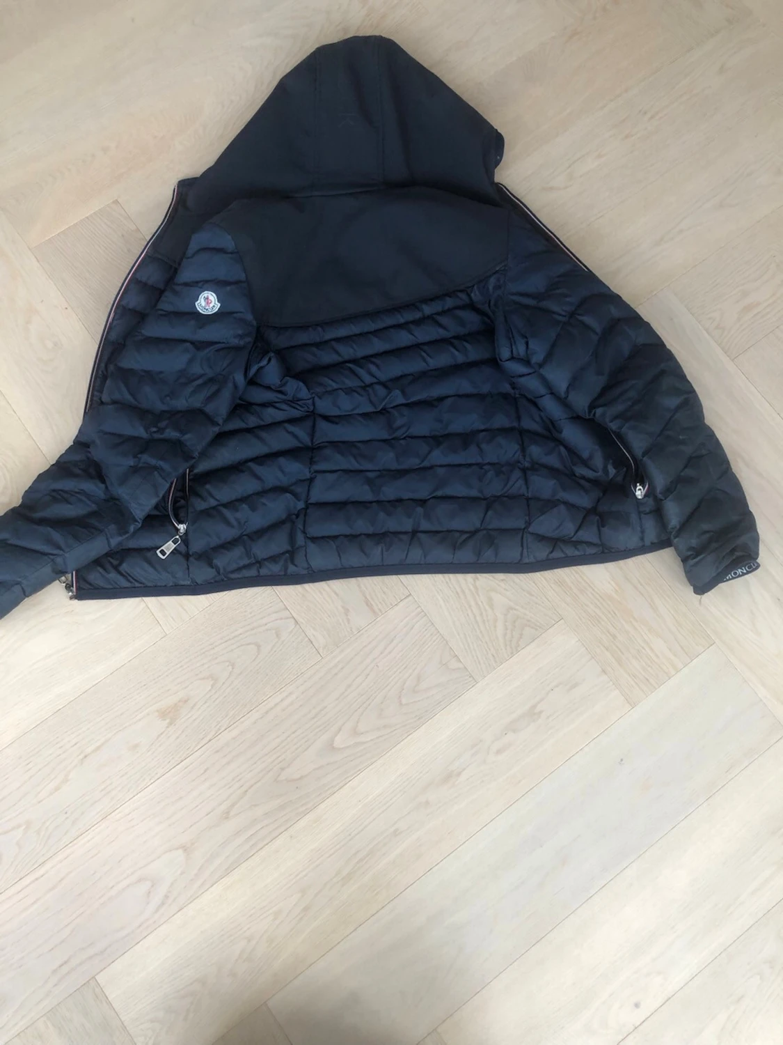 Svart dunjacka med huva från Moncler - 1