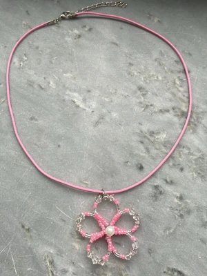 Halsband - Rosa halsband med berlock gjord av mig💕