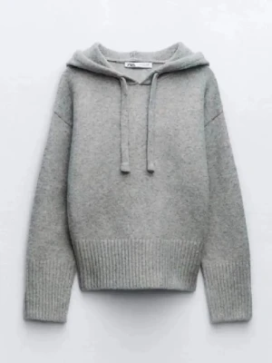 Stickad Zara hoodie - Jättefin och mysig hoodie som man kan både klä upp och klä ner. Jag köpte den på Vinted men säljer vidare då den är för liten. Är i storlek S men skulle säga att den passar folk med storlek xs! Lite nopprig men inget som märks vid användning. Skriv vid frågor!💞