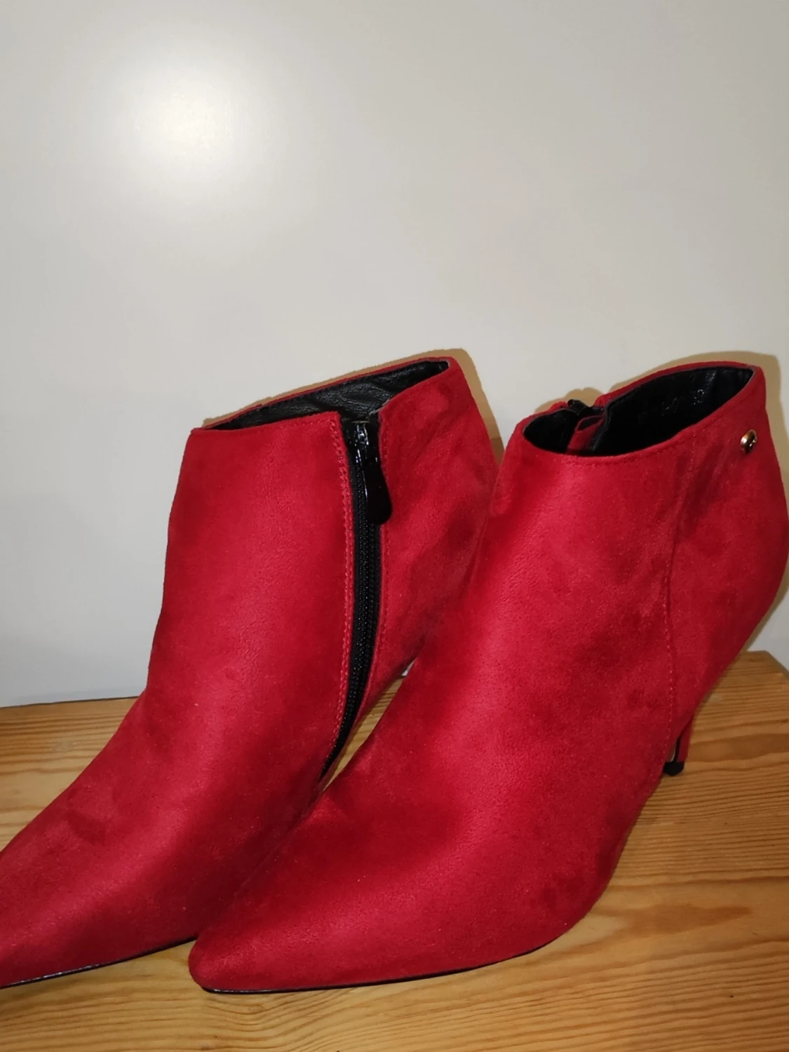 Röda stövletter i mockaimitation