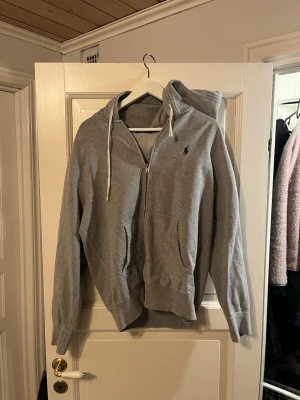 Ralph Lauren Zip Hoodie - Säljer min Ralph Lauren zip hoodie i väldigt bra skick! Självklart äkta. Bara att skriva vid frågor eller funderingar!