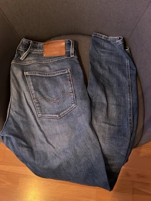 Anbass Replay jeans - Säljer ett par sparsamt använda replay anbass jeans. Bra skick, inga särskilda defekter. Priset är diskuterbart.