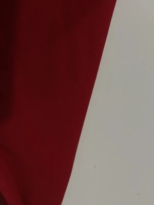 Röda shorts från Adidas Climalite - Snygga röda shorts från Adidas med elastisk midja och snörning. Tillverkade i lätt och ventilerande polyester med Climalite-teknologi som håller dig sval. Perfekta för sportiga aktiviteter eller en aktiv vardag.