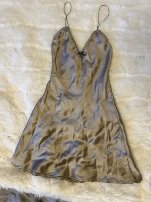 Zara klänning/ sovklänning  - En oanvänd klänning som kan användas antingen som sovplagg eller klänning. Har inte använt den själv men den har små defekter som knappt syns, se bild. 