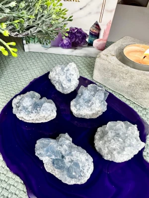 Celestine kluster 5 st  - Vackra naturliga celestin-kluster i en mjuk, ljusblå ton med gnistrande kristallformationer. Celestin är starkt förknippad med lugn, inre frid och högre vägledning. Änglakontakt.  Totalt 206 gram 3.5-5 cm långa   Från Marocko 