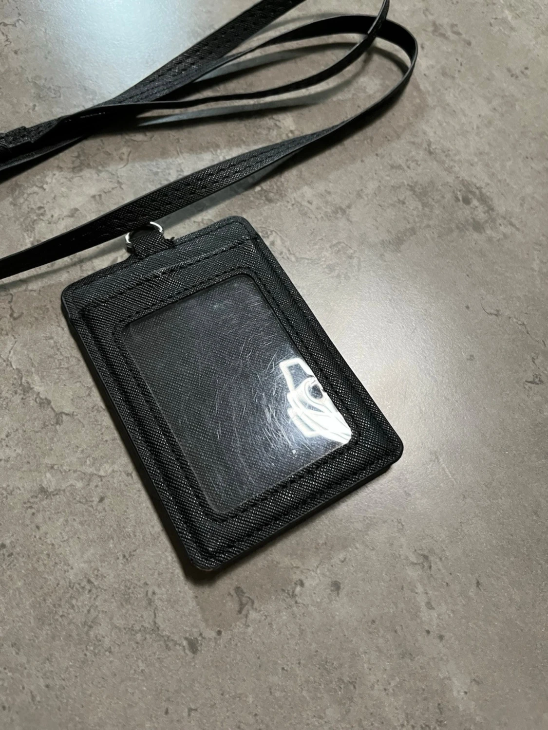 Svart korthållare med rem från HM - 1