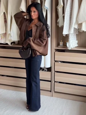 Brun jacka - Brun trendig jacka från zara. Den är använd 1 gång och nypris är 699kr💞