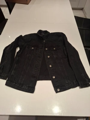 Jeans jacka - Skriv om du har några funderingar 