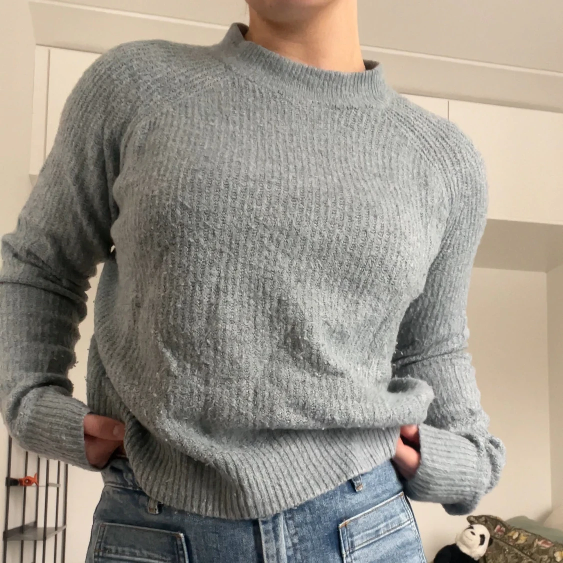 Ljusgrå stickad tröja med rund hals