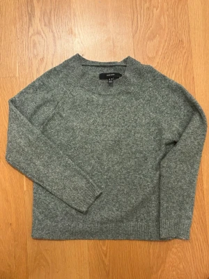 Grå stickad tröja från Vero Moda - Mysig grön stickad tröja från Vero Moda i storlek XS. Tröjan har en klassisk rund halsringning och långa ärmar. Är i väldigt bra skick!