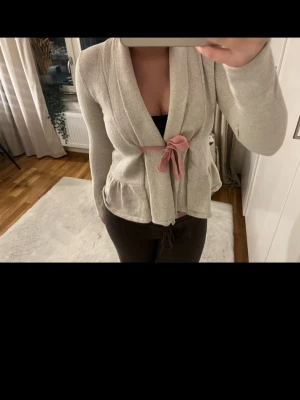 Beige kofta från Odd Molly  - Supersöt beige kofta från Odd Molly med en ljusrosa rosett💕